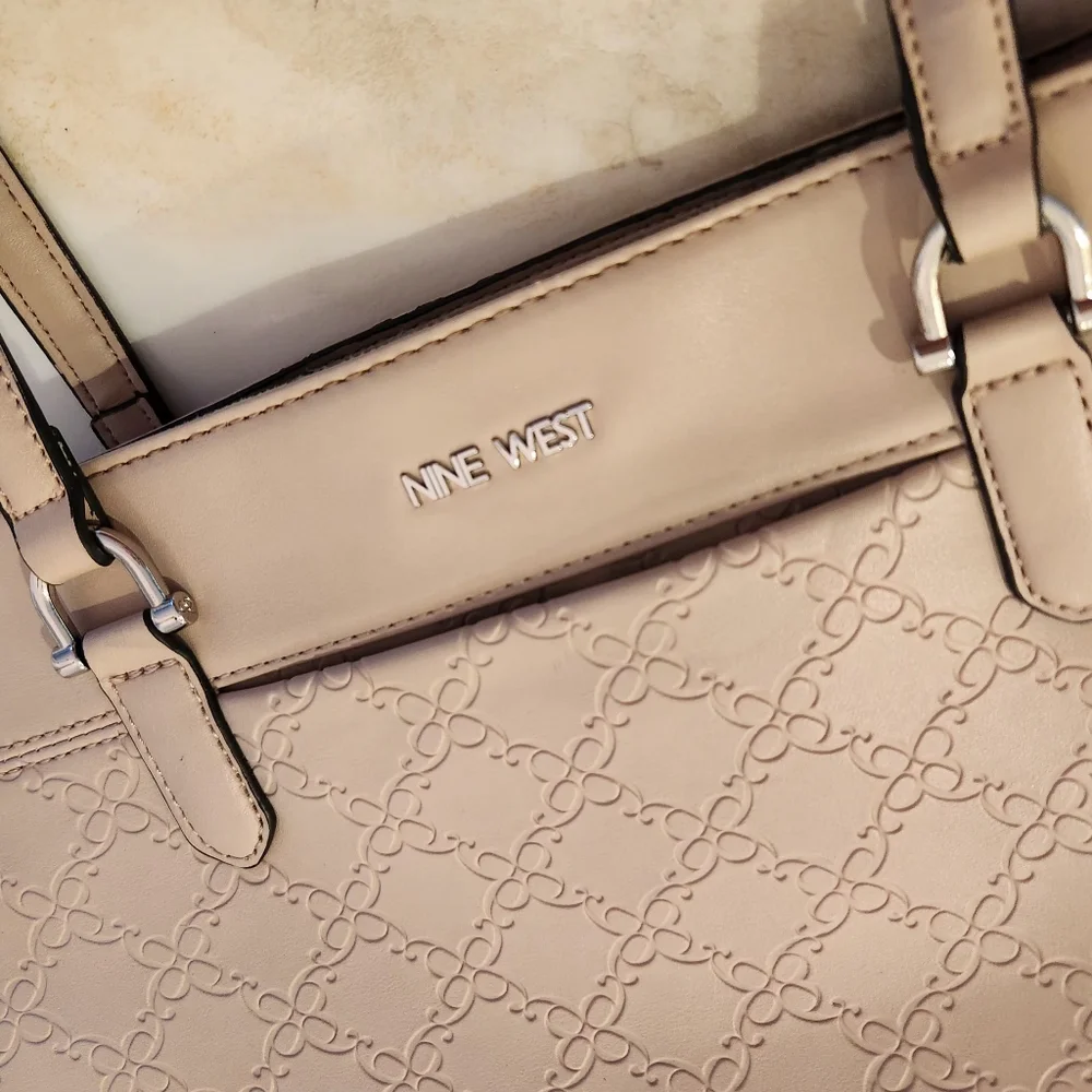 Nine West Tote-Neutral and Versatile!